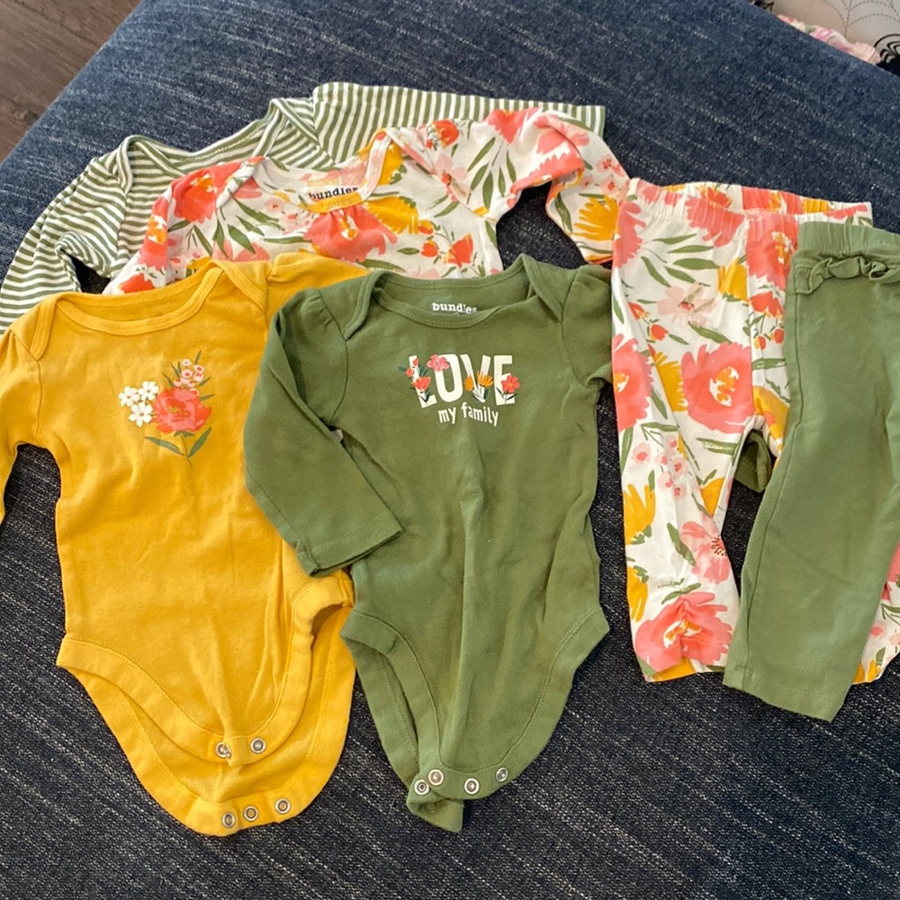 VGUC lot of 4 bodysuits and 2 leggings for baby